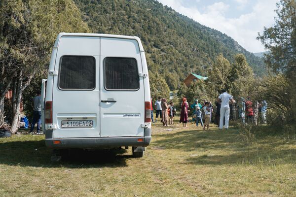 Люди на отдыхе в ущелье Шахристан, архивное фото - Sputnik Таджикистан