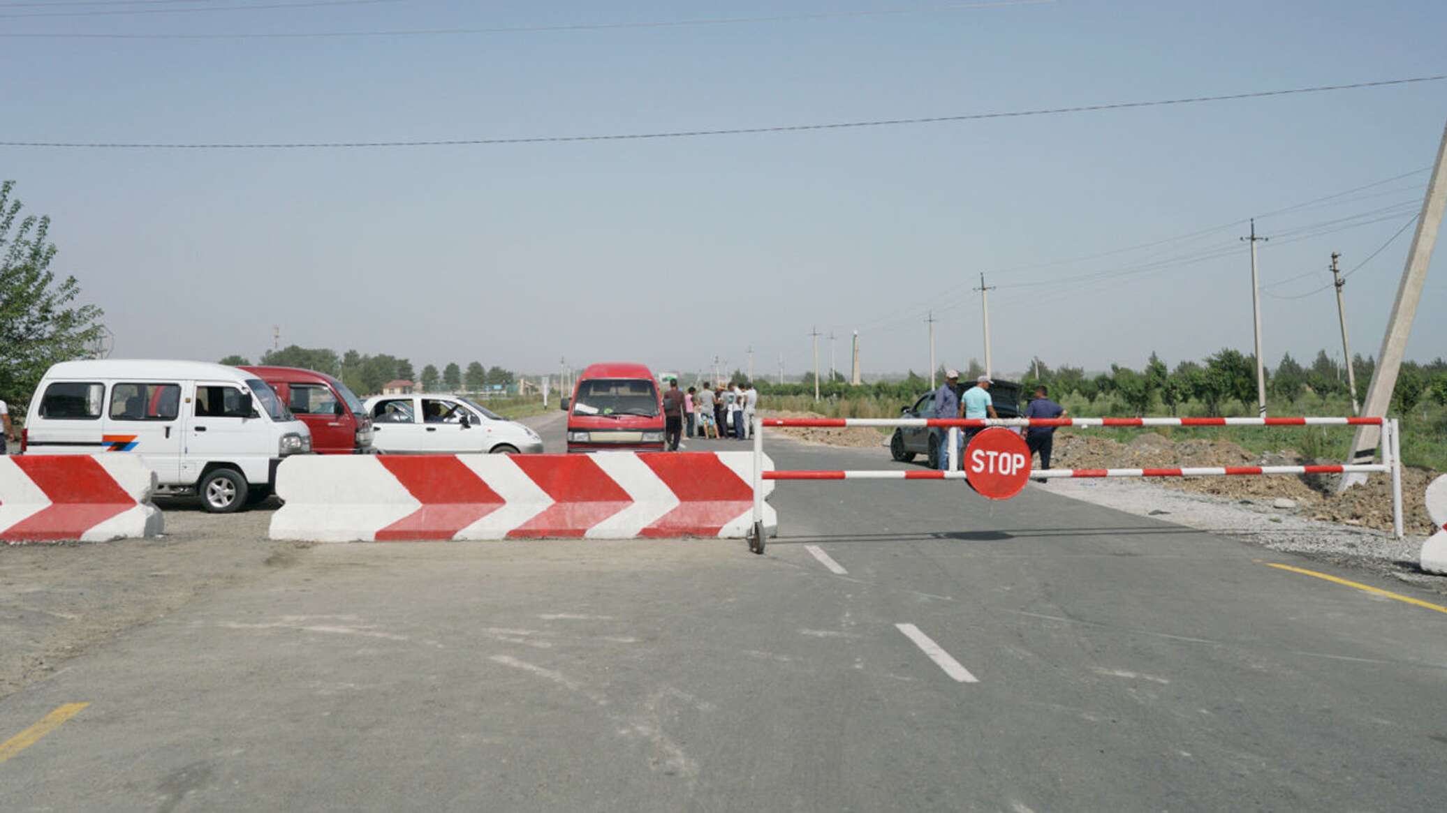 Узбекистан закрыт или открыт. Узбекистан казахстан таможня. Узбекско таджикская граница. Пропускной пункт казахстан узбекистан. Таможня узбекистан граница.