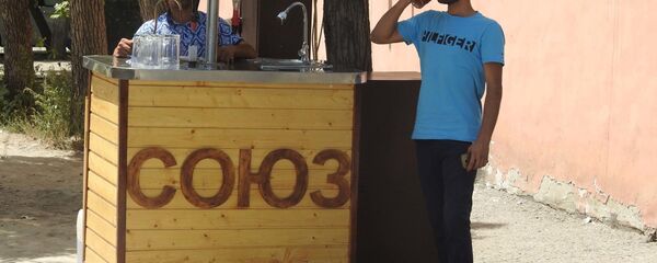 Мужчина пьет холодный напиток в жару, архивное фото - Sputnik Тоҷикистон