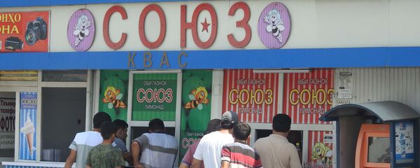 Очередь в магазин за прохладными напитками, архивное фото - Sputnik Таджикистан