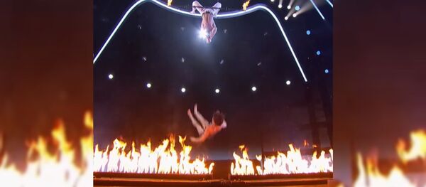 Акробатка упала во время исполнения трюка - Sputnik Таджикистан