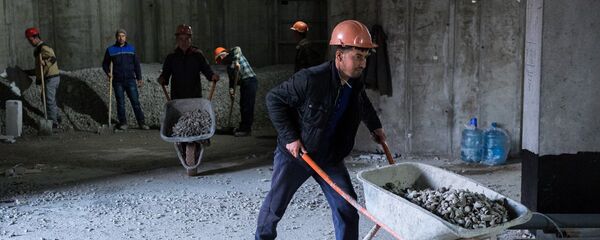 Рабочие во время строительства, архивное фото - Sputnik Таджикистан