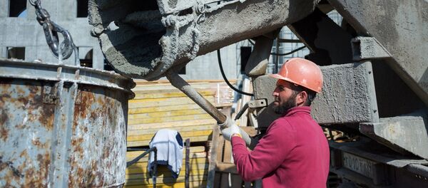 Рабочий во время строительства, архивное фото - Sputnik Тоҷикистон