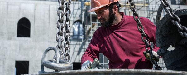 Рабочий во время строительства, архивное фото - Sputnik Тоҷикистон