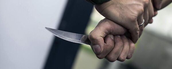 Мужчина с ножом в руках, архивное фото - Sputnik Тоҷикистон