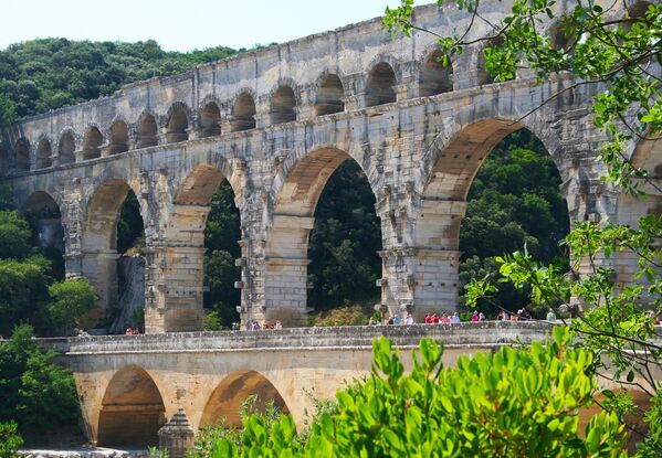 Пон-дю-Гар, самый высокий древнеримский мост-акведук Древнего Рима. Акведук  находится вдалеке от общепринятых туристических маршрутов, так что людей здесь бывает мало, а те, которые всё-таки оказываются около акведука — стараются запечатлеть его в памяти во всех подробностях. С 1985 года Пон-дю-Гар находится в списке Всемирного наследия ЮНЕСКО - Sputnik Таджикистан