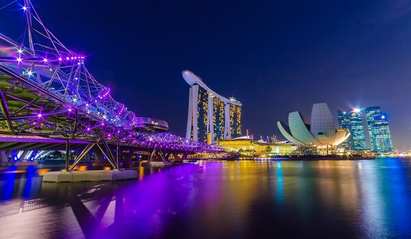 Мост Хеликс в Сингапуре считается одним из самых красивых мостов мира, чем привлекает множество туристов. Мост является уникальным,  спиралевидным , его дизайн  напоминает молекулу ДНК. Мост был одобрен строгими мастерами фен-шуй, он защищает от солнца и дождя, позволяет любоваться городом со смотровых площадок - Sputnik Таджикистан