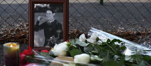 Цветы на месте нападения на фигуриста Дениса Тена - Sputnik Таджикистан