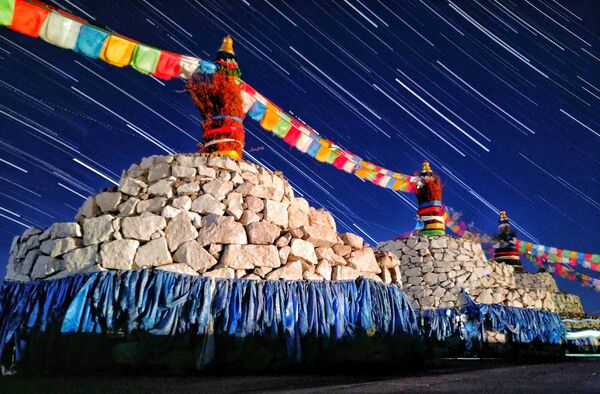 Работа Stars over Sacred Mongolian Ovoo фотографа Qiqige Zhao, вошедшая в шорт-лист премии Insight Investment Astronomy Photographer of the Year 2018 - Sputnik Таджикистан