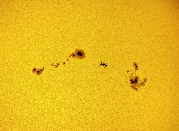 Работа ISS sunspots (clip) фотографа Dani Caxete, вошедшая в шорт-лист конкурса Insight Investment Astronomy Photography of the Year 2018 - Sputnik Таджикистан