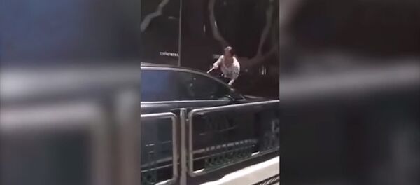 Китаянка застала мужа с любовницей в машине Китаянка застала мужа с любовницей в машине - Sputnik Таджикистан