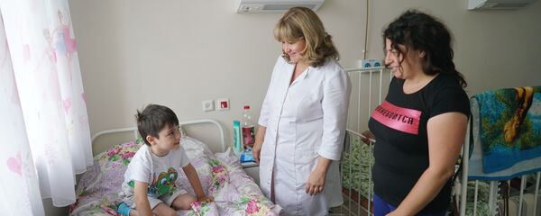 Главный педиатр Министерства здравоохранения Московской области Нисо Одинаева в детской палате Главный педиатр Министерства здравоохранения Московской области Нисо Одинаева в детской палате - Sputnik Таджикистан
