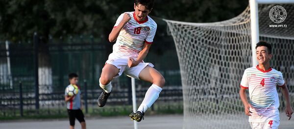 Футболисты юниорной сборной Таджикистана на футбольном поле - Sputnik Таджикистан