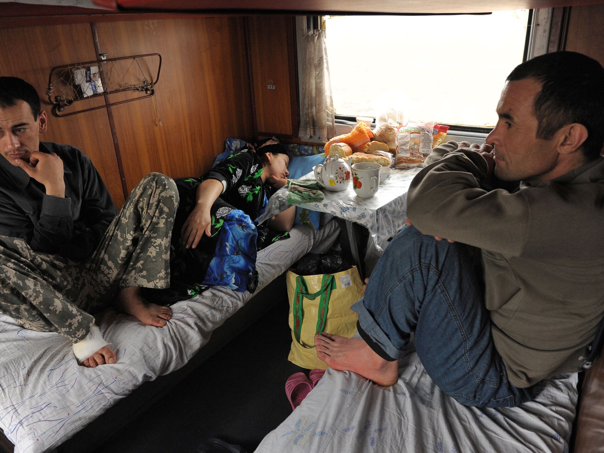 Таджиков отправляют домой. Трудовые мигранты Таджикистана в поезд. Гастарбайтеры в вагончике. Таджики в поезде. Общежитие гастарбайтеров.
