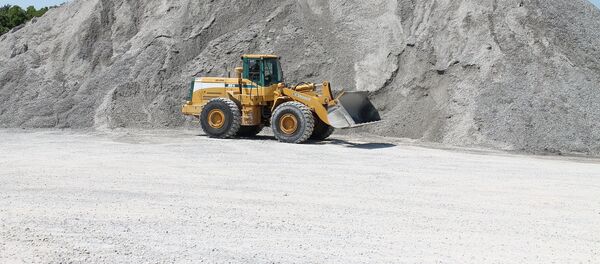 Бульдозер на месторождении полезных ископаемых, архивное фото - Sputnik Таджикистан