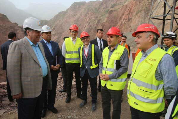 Рахмон общается с ответственными лицами за строительство на Рогунской ГЭС - Sputnik Таджикистан