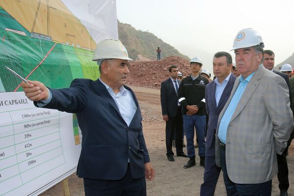 Рахмон изучает план строительства второй части конвейерной линии Рогунской ГЭС - Sputnik Таджикистан