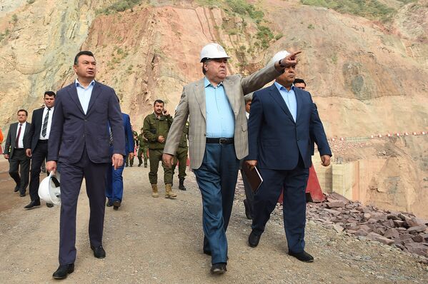 Президент Эмомали Рахмон и премьер Кохир Расулзода на стройплощадке Рогунской ГЭС - Sputnik Таджикистан