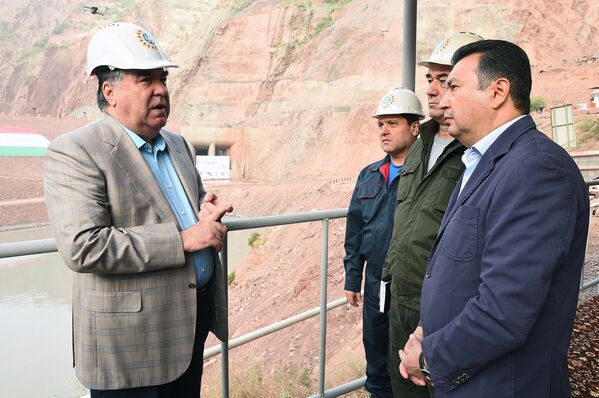 Рахмон в ходе осмотра Рогунской ГЭС - Sputnik Таджикистан