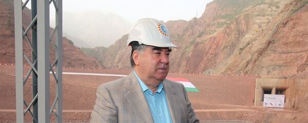 Президент Эмомали Рахмон и премьер проинспектировали строительство Рогунской ГЭС Президент Эмомали Рахмон и премьер проинспектировали строительство Рогунской ГЭС - Sputnik Тоҷикистон