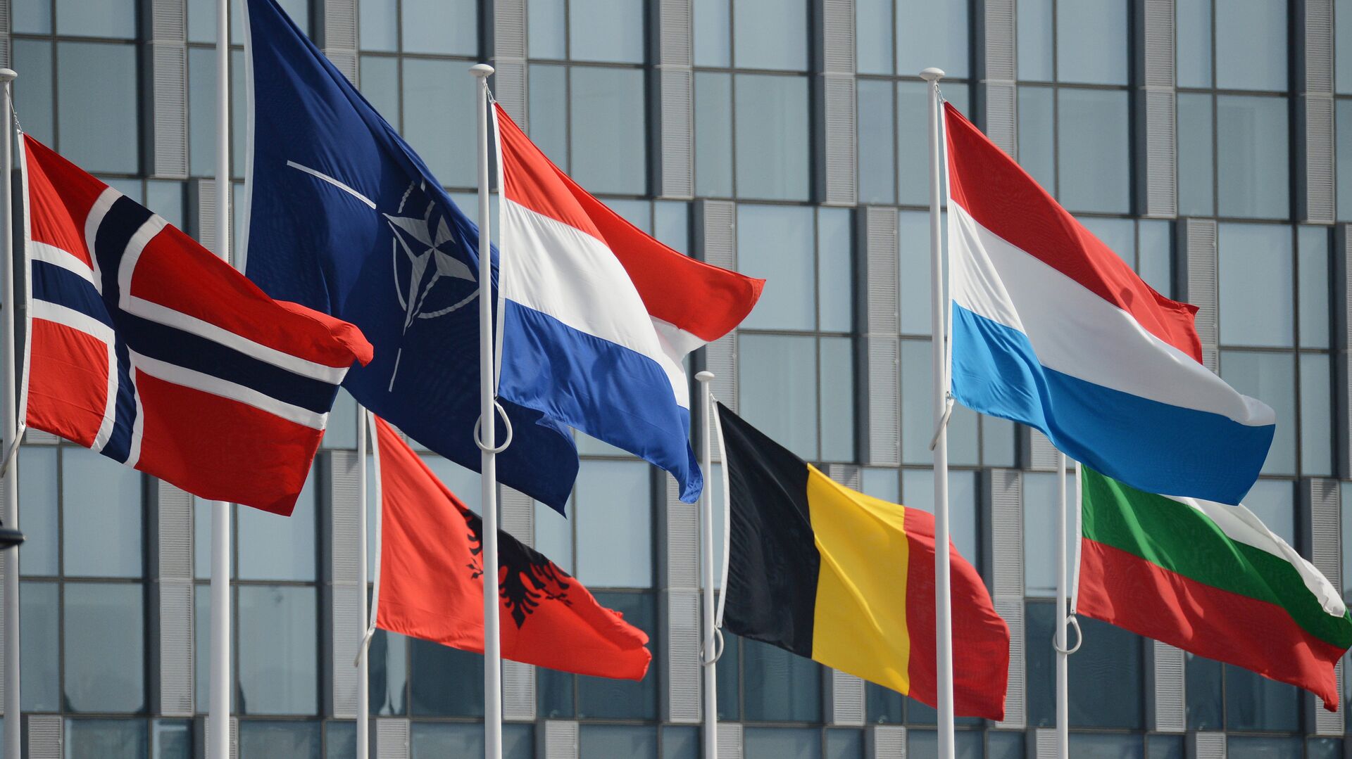 Флаги стран участниц у штаб-квартиры НАТО в Брюсселе, архивное фото - Sputnik Тоҷикистон, 1920, 07.04.2022