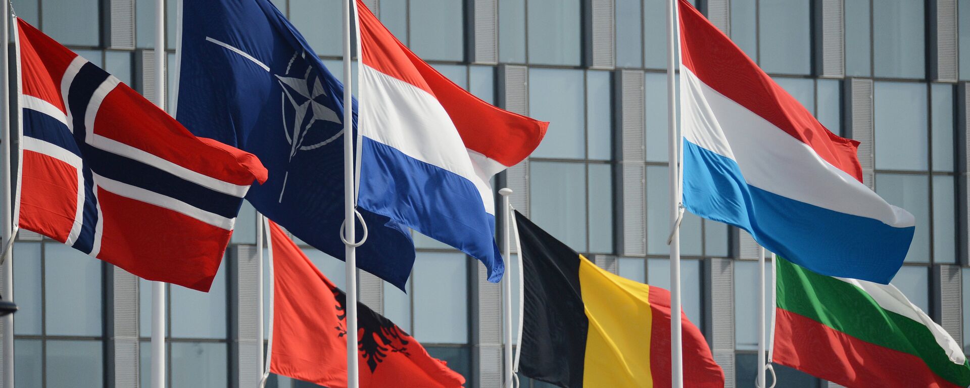 Флаги стран участниц у штаб-квартиры НАТО в Брюсселе, архивное фото - Sputnik Тоҷикистон, 1920, 07.04.2022
