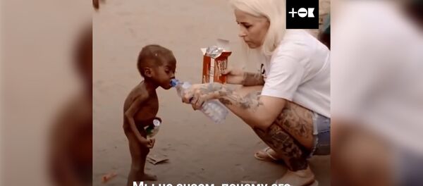 Брошенный мальчик нашел маму - видео - Sputnik Таджикистан