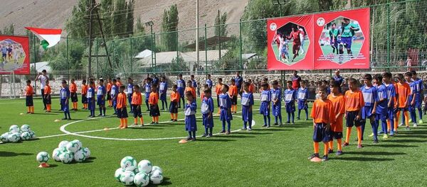Новая футбольная площадка в Хороге - Sputnik Таджикистан