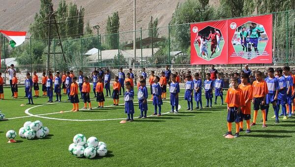 Новая футбольная площадка в Хороге - Sputnik Таджикистан
