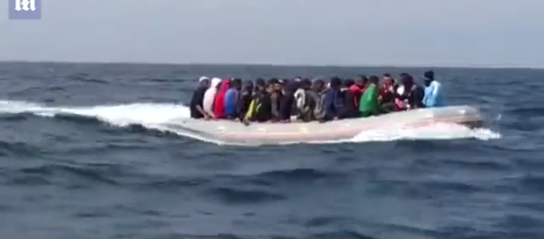 Бегство нелегальных мигрантов после прибытия в Европу попало на видео Бегство нелегальных мигрантов после прибытия в Европу попало на видео - Sputnik Таджикистан