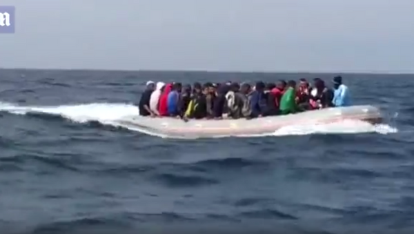 Бегство нелегальных мигрантов после прибытия в Европу попало на видео - Sputnik Таджикистан