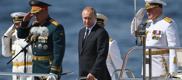 Президент РФ В. Путин посетил Главный военно-морской парад - Sputnik Тоҷикистон