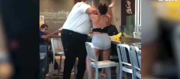 Соцсети возмутило жестокое избиение клиентки сотрудницами McDonald's. Видео - Sputnik Таджикистан