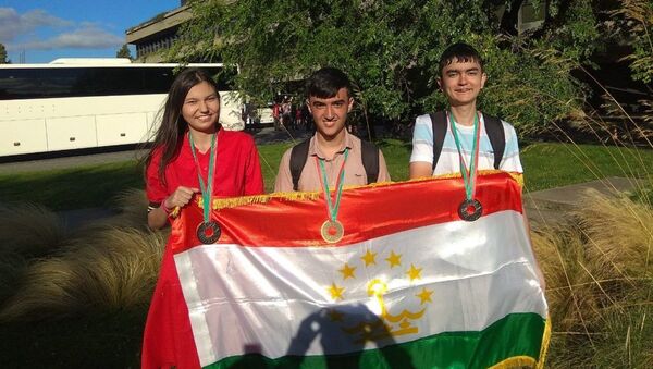 Таджикские школьники завоевавшие серебряные медали на Всемирной олимпиаде по физике - Sputnik Таджикистан