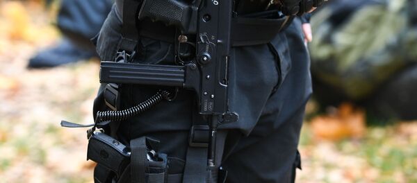 Сотрудник спецназа, архивное фото - Sputnik Таджикистан