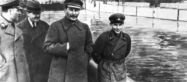 Сталин с главой НКВД Николаем Ежовым, который был расстрелян в 1940 году Сталин с главой НКВД Николаем Ежовым, который был расстрелян в 1940 году - Sputnik Таджикистан