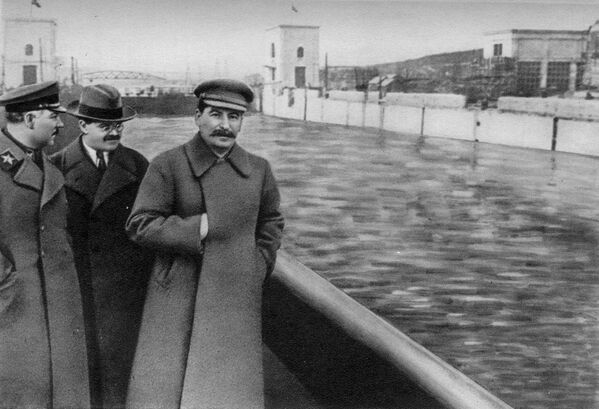 Фото, отредактированное после казни Николая Ежова советскими цензорами, где рядом со Сталиным вместо него появилось пустое место - Sputnik Таджикистан