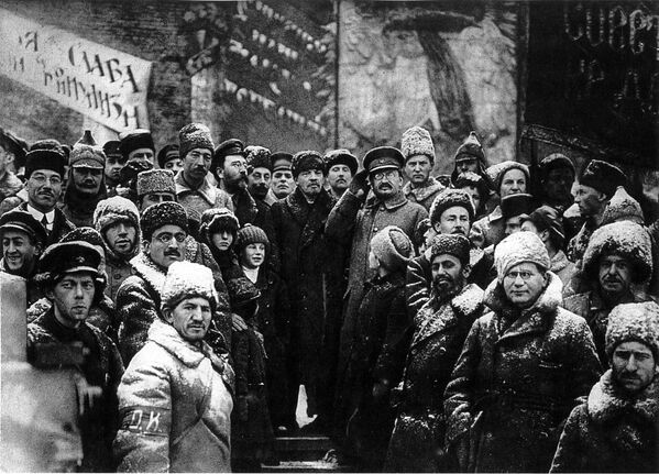 Владимир Ленин рядом с Львом Троцким на Красной площади во время демонстрации, 7 ноября 1919 года - Sputnik Таджикистан