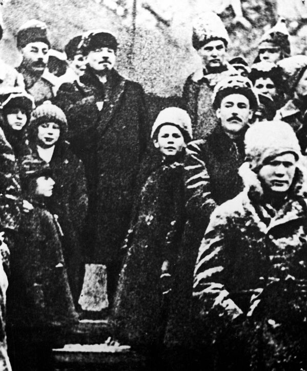 Владимир Ленин рядом с темным пятном на месте удаленного изображения Льва Троцкого на Красной площади во время демонстрации, 7 ноября 1919 года - Sputnik Таджикистан