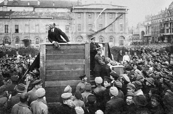 Владимир Ильич Ленин выступает с речью на площади Свердлова перед войсками, отправляющимися на фронт против белополяков - Sputnik Таджикистан