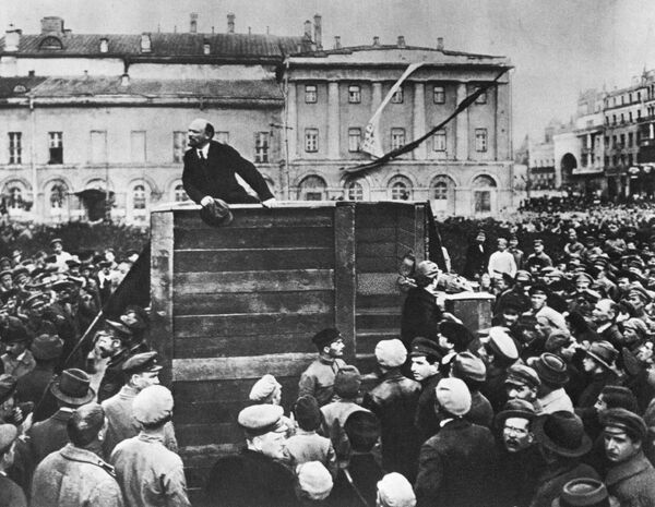 Владимир Ильич Ленин выступает с речью на площади Свердлова перед войсками (Лев Троцкий, стоявший на ступенях, удален со снимка) - Sputnik Таджикистан