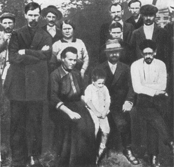 Темное пятно на месте удаленного Льва Каменева со снимка группы большевиков во время ссылки в Туруханском крае, 1915 - Sputnik Таджикистан