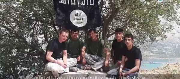 Кадр видео, распространенный ИГ, где молодые граждане Таджикистана присягают на верность организации Кадр видео, распространенный ИГ, где молодые граждане Таджикистана присягают на верность организации - Sputnik Тоҷикистон