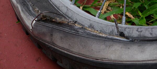 Поврежденное велосипедное колесо, архивное фото - Sputnik Таджикистан