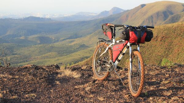Туристический велосипед в горах, архивное фото - Sputnik Тоҷикистон