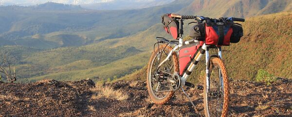 Туристический велосипед в горах, архивное фото - Sputnik Тоҷикистон