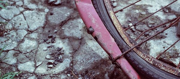 Сломанный велосипед, архивное фото - Sputnik Тоҷикистон