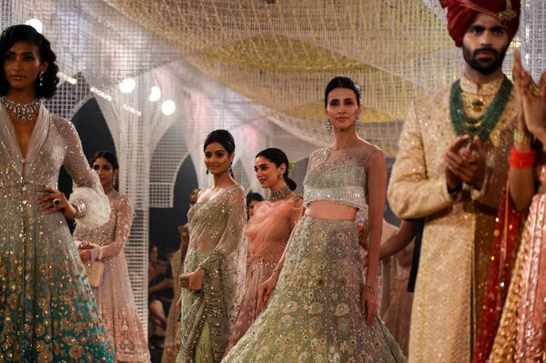 Модели на показе коллекции дизайнера Anju Modi на Неделе высокой моды в Нью-Дели  - Sputnik Таджикистан