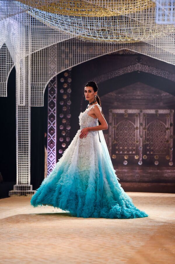 Модели на показе коллекции дизайнера Anju Modi на Неделе высокой моды в Нью-Дели - Sputnik Таджикистан