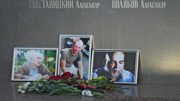 Цветы у Дома журналиста в память о троих убитых в Центрально-Африканской Республике журналистах - Sputnik Таджикистан